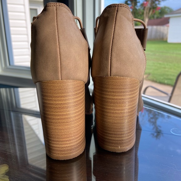 Gently Used Soda Block Heel- Size 6.5 - Picture 4 of 7